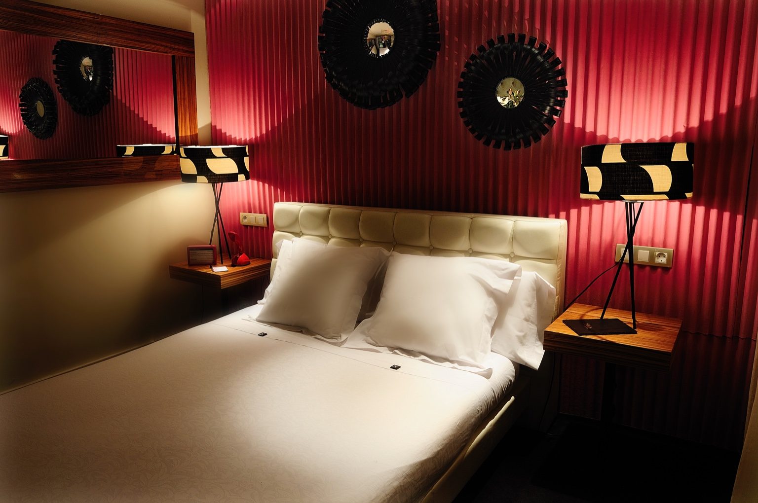 Doble Spa Retreat — dormitorio con estética club