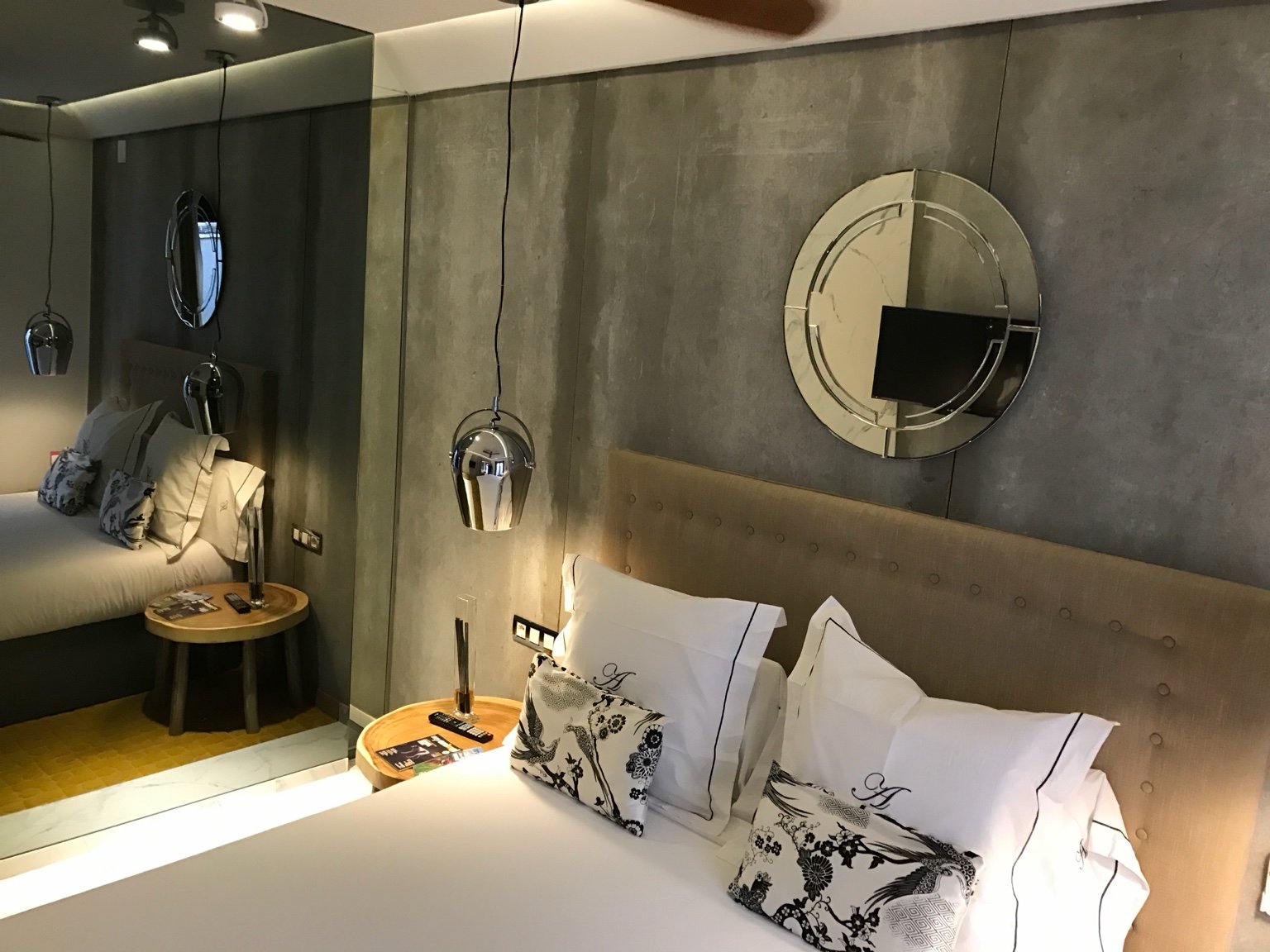 Doble Premium · Vistas Urbanas — dormitorio con pared texturizada
