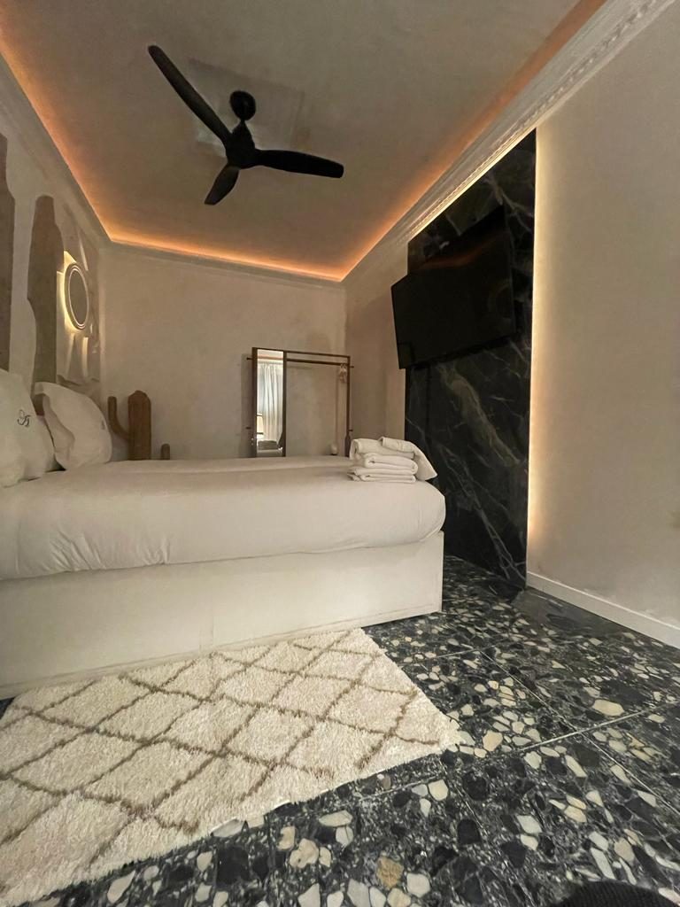 Urban Room Petit — vestidor y baño